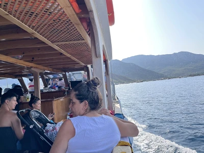 Plaukimas laivu į Vėžlių paplūdimį Kiriši