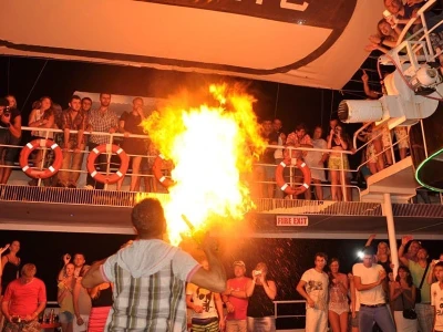 Ночная дискотека на яхте в Кемере